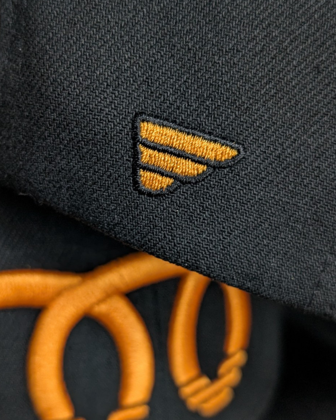 Detailaufnahme des orangenen Sticks auf der schwarzen Selbstzünder Cap