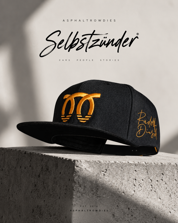 Schwarze AsphaltRowdies Selbstzünder Snapback Cap auf Betonpodest im Streetwear-Studio