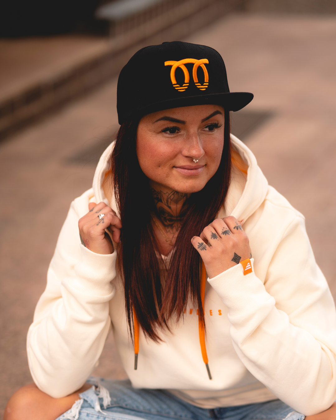 Frau trägt schwarze AsphaltRowdies Selbstzünder Snapback Cap frontal