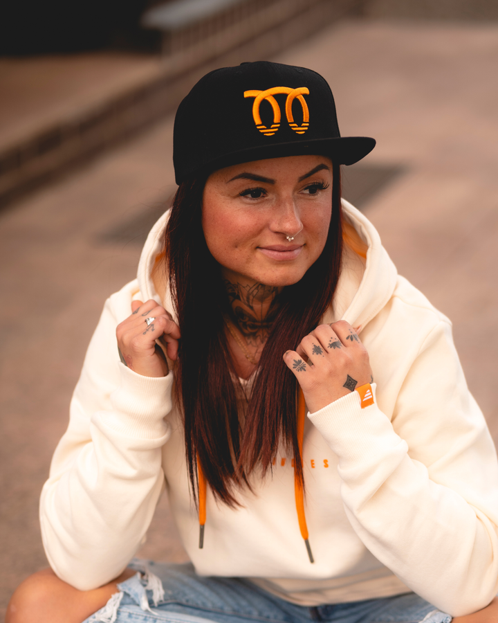 Frau trägt schwarze AsphaltRowdies Selbstzünder Snapback Cap frontal