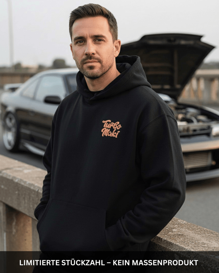 Turbo Maki Deal – Limitierter Hoodie + Sticker + Versand inklusive. - AsphaltRowdies
